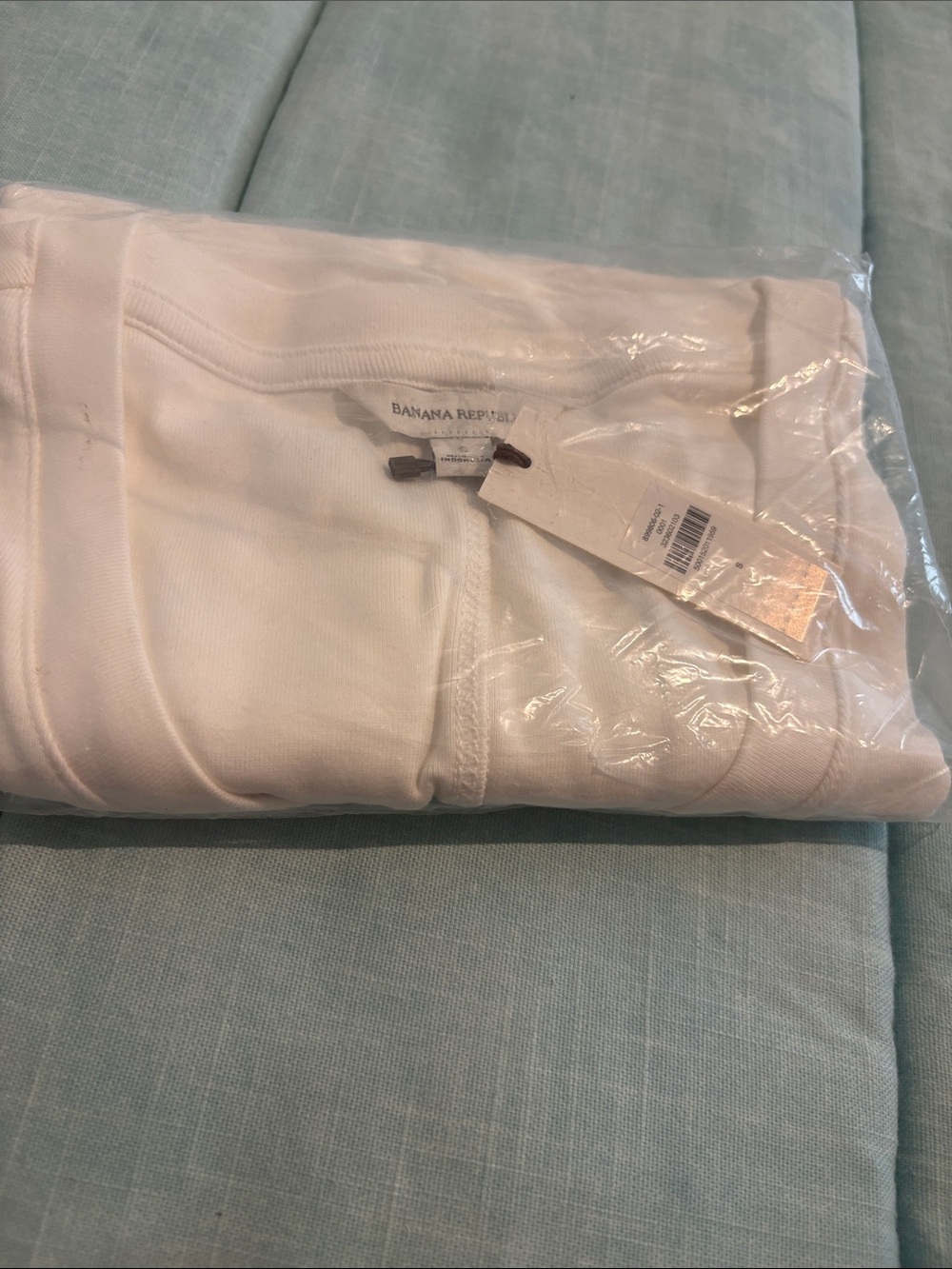 Banana Republic women’s  small off white tshirt